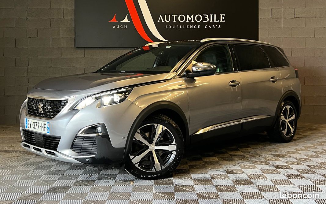 SUV 7 chỗ Peugeot 5008 GT trang bị động cơ mạnh mẽ, giá 1,3 tỷ đồng