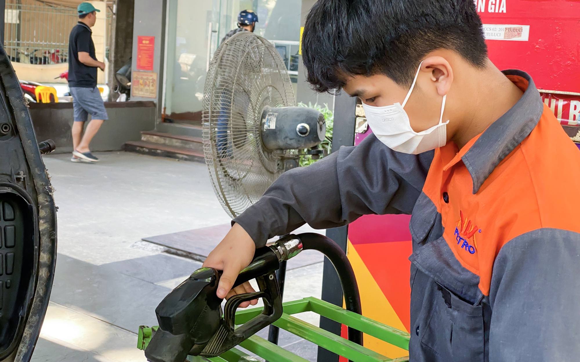 Giá xăng dầu hôm nay 3/2: Thế giới lao dốc, trong nước vẫn tăng