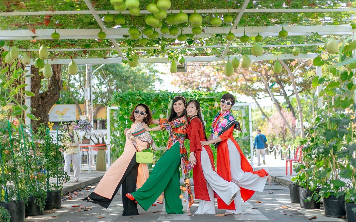 Vườn bầu, giàn mướp trĩu quả đẹp như phim ở Khánh Hòa, chị em phái đẹp thi nhau chụp hình