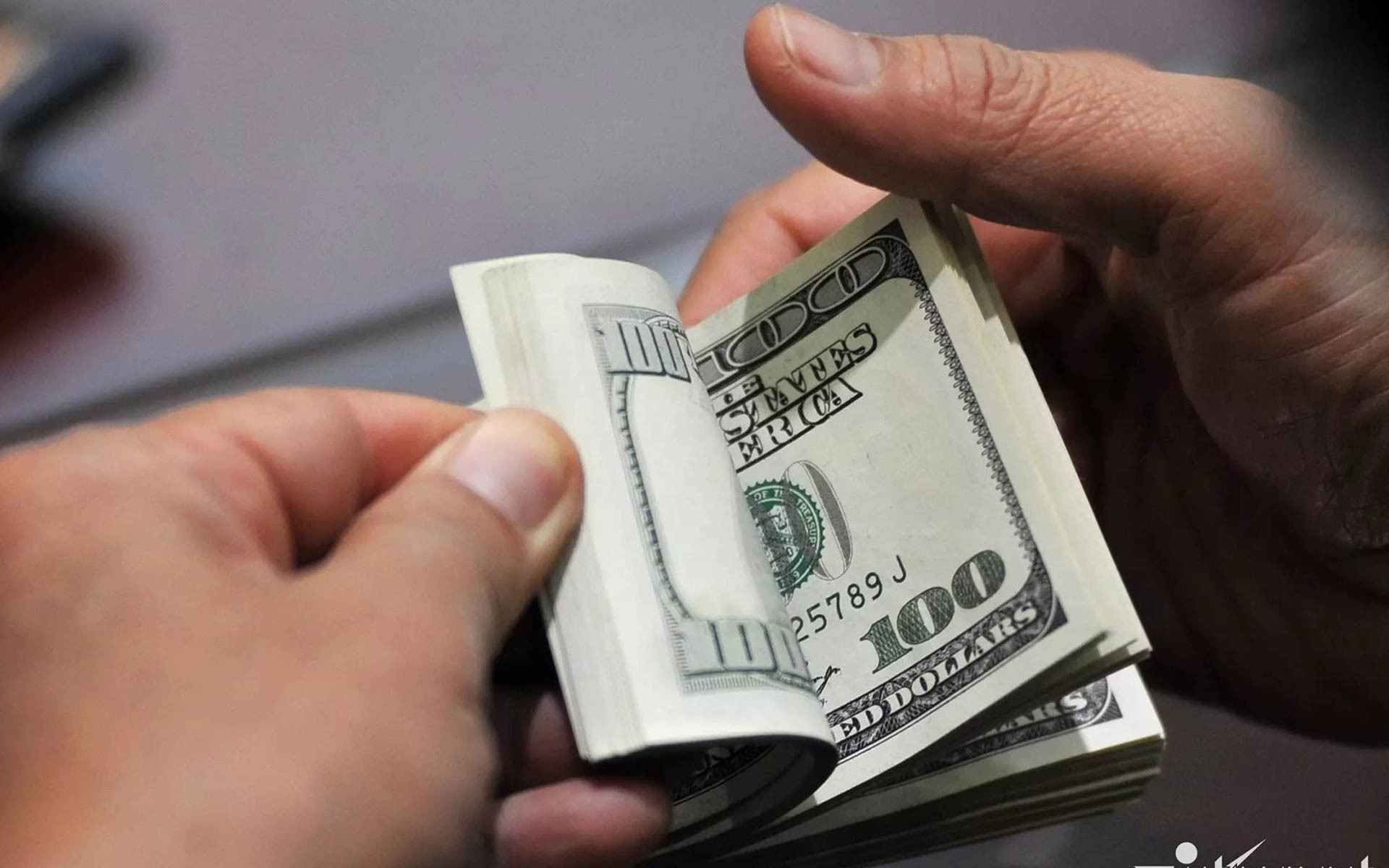 Giá USD hôm nay 23/4: Ngân hàng chững lại, tự do 