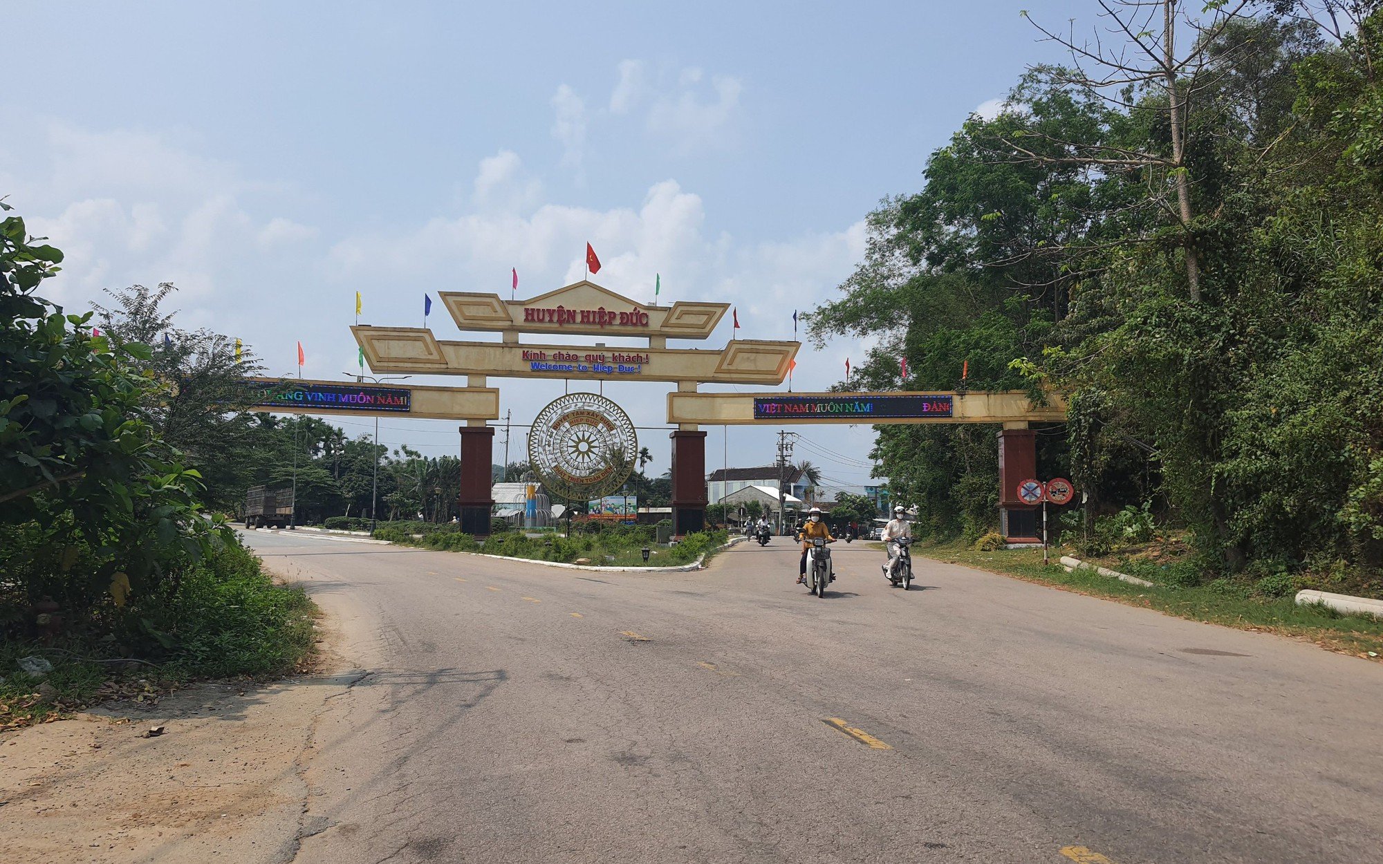 Đường giao thông đang giúp một huyện miền núi của Quảng Nam rút ngắn khoảng cách với đồng bằng