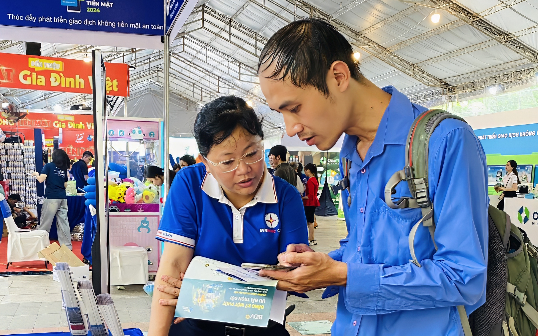 Hướng đến tất cả người dân TP.HCM trả tiền điện không dùng tiền mặt