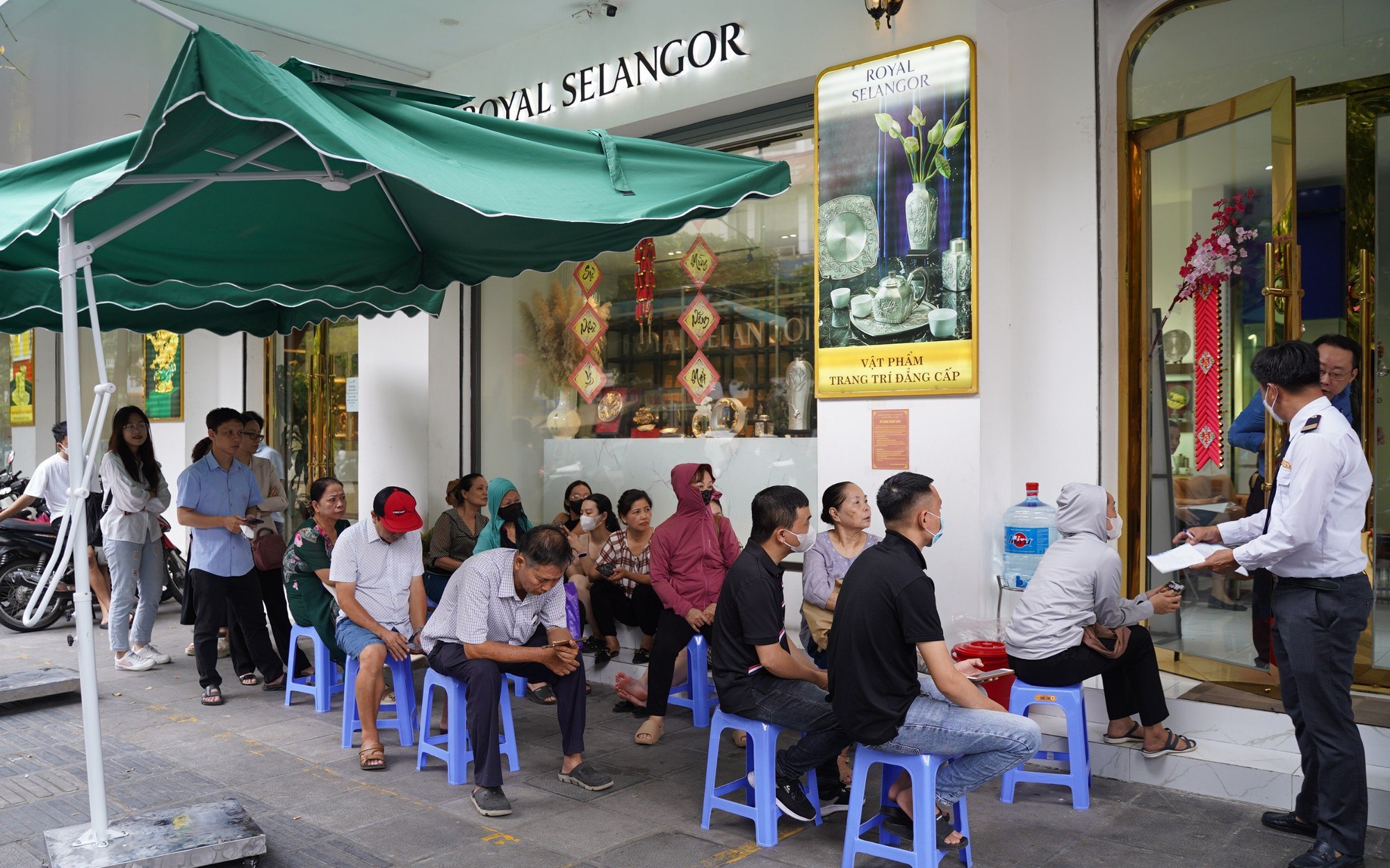 Nóng: Giá vàng SJC ngân hàng bán giảm thêm 1 triệu, về mức 75,98 triệu đồng/lượng