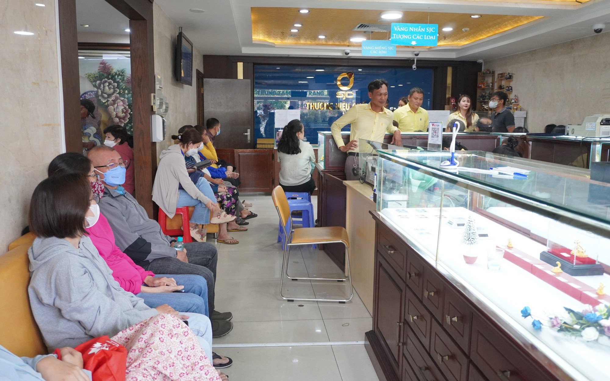 Thực hiện bán vàng giá bình ổn: Giá vàng trong nước đã giảm mạnh, sát với giá vàng thế giới