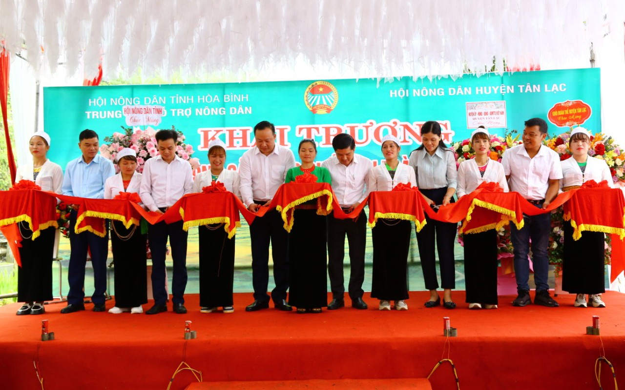 Hòa Bình: Khai trương cửa hàng nông sản, thực phẩm an toàn huyện Tân Lạc 