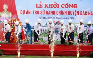 Nông dân tiêu biểu ở rẻo cao Bắc Hà hiến đất làm đường giao thông nông thôn - Ảnh 3.