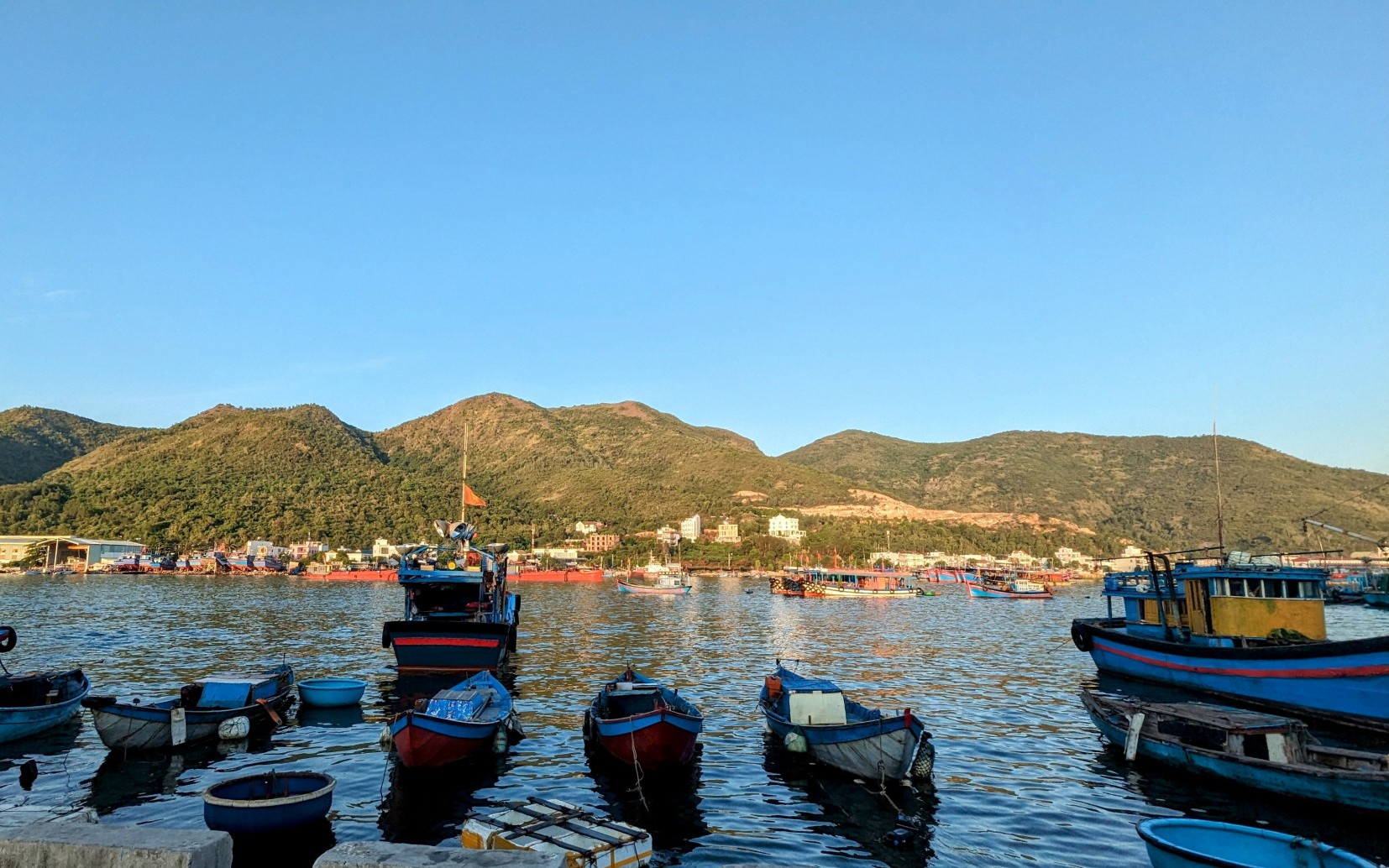 Ở Nha Trang của Khánh Hòa có một ngọn núi nơi Cửa Bé đẹp như phim, có 2 làng ở theo hướng Đông-Tây