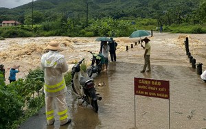 Hòa Bình: Nhiều tuyến đường ngập trong biển nước, giao thông chia cắt