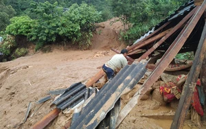 Cảnh tượng tan hoang sau trận sạt lở đất ở Sơn La khiến 6 người chết và mất tích