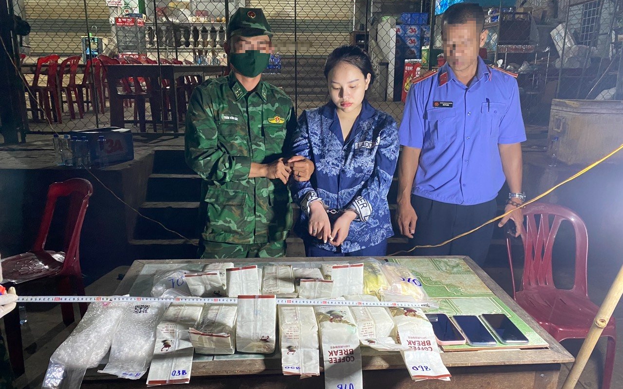 TIN NÓNG 24 GIỜ QUA: Cô gái trẻ vận chuyển lượng ma túy 