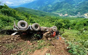 Xe đầu kéo chở hàng tại kho bột ở trung tâm TP.Quảng Ngãi đỗ chặn đường ra vào khu dân cư - Ảnh 4.