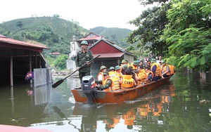 Phó Thủ tướng Chính phủ Lê Thành Long trao tặng xe đạp và học bổng cho học sinh nghèo vượt khó ở Hòa Bình- Ảnh 8.