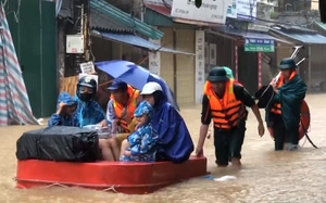 Cộng đồng doanh nghiệp khẩn trương cứu trợ đồng bào bị lũ lụt - Ảnh 6.