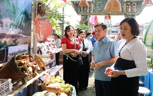 Báo Nông Thôn Ngày Nay: Trao quà hỗ trợ bà con bị thiệt hại do mưa lũ tại xã Pi Toong- Ảnh 12.