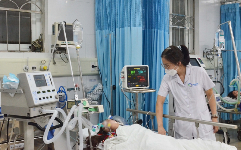 Nhà bị nghiêng mạnh sau bão số 3, một gia đình 6 người trên phố Hàng Gai phải di tản - Ảnh 7.
