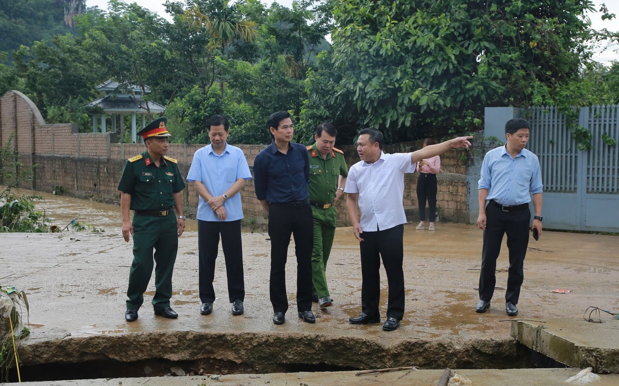 Nghĩa tình quân dân trong cơn mưa bão - Ảnh 10.