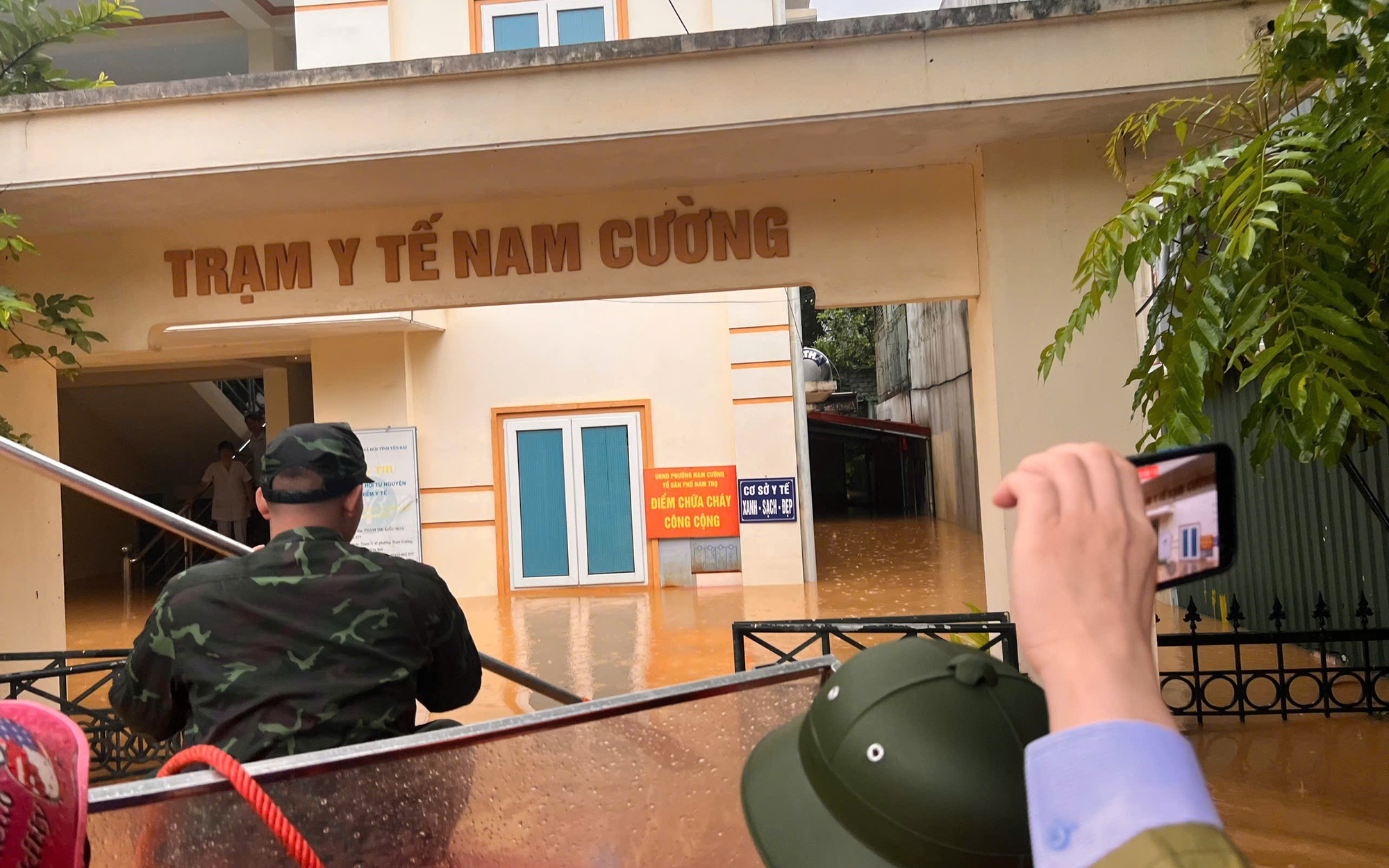 Nhà bị nghiêng mạnh sau bão số 3, một gia đình 6 người trên phố Hàng Gai phải di tản - Ảnh 6.