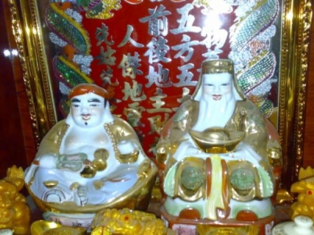 Tại sao bàn thờ Thần Tài, Ông Địa không để trên cao?