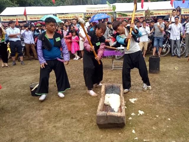 Tục giã bánh dày của đồng bào Mông ở Sơn La