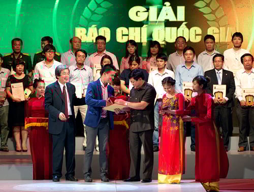 Thủ tướng: Báo chí cần phê phán mạnh mẽ tệ quan liêu, tham nhũng