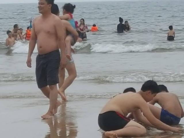 Mưa ngút trời, biển Thiên Cầm vẫn đông nghịt du khách