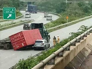 Kinh hoàng container đè ô tô trên cao tốc Long Thành - Dầu Giây