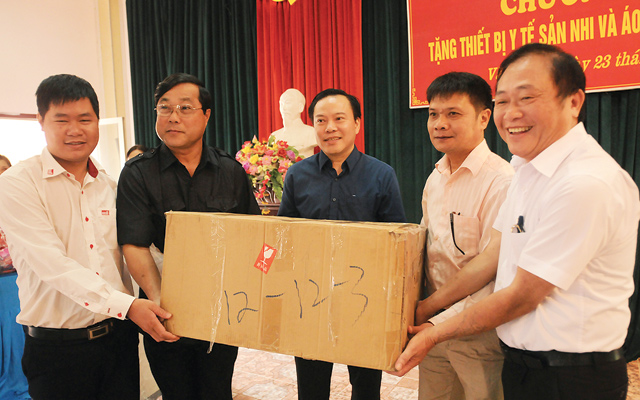 Ủy ban Dân tộc, Báo Nông thôn Ngày nay và Home Credit trao tặng thiết bị y tế, áo ấm:  Sự sẻ chia và mùa đông bớt lạnh