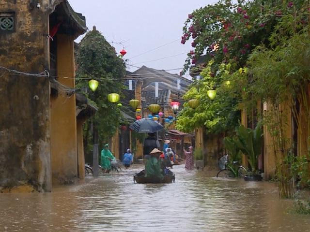 Lũ trái mùa, phố cổ Hội An ngập sâu trong nước