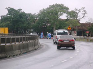 Hãi hùng cảnh buôn bán nơi “điểm đen” tai nạn giao thông