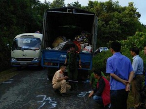 Bị phát hiện vận chuyển gỗ lậu, lâm tặc đâm thẳng xe vào kiểm lâm