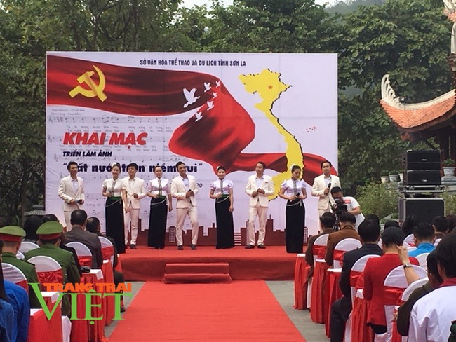 Sơn La: Khai mạc triển lãm ảnh “Đất nước trọn niềm vui” - Ảnh 4.