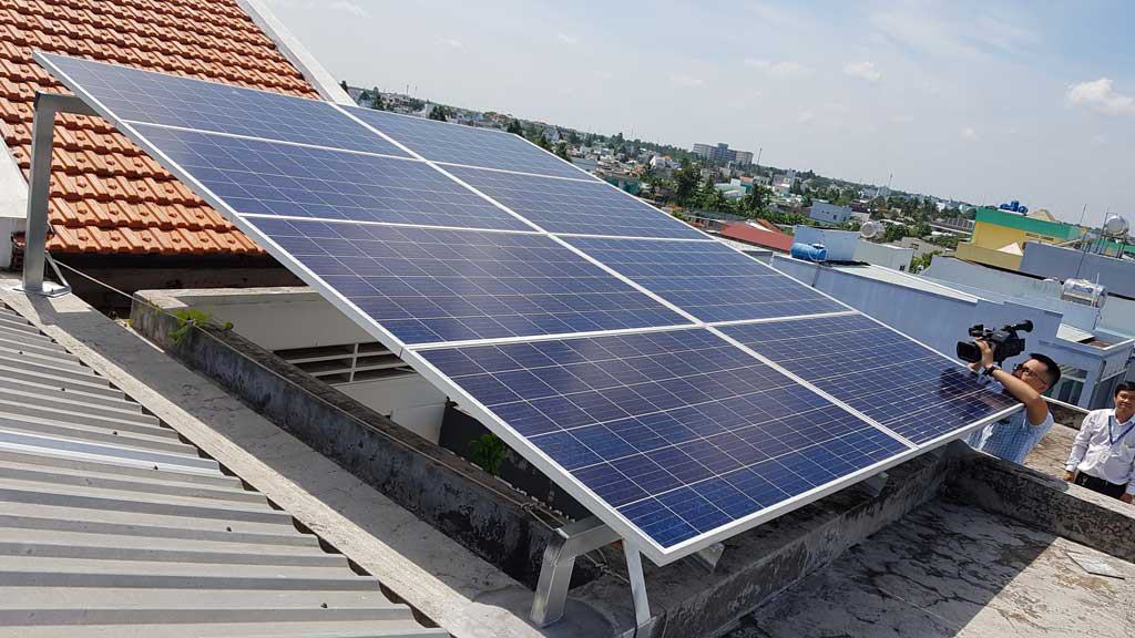 Việt Nam sản xuất năng lượng mặt trời vượt Úc - Ảnh 1. Việt Nam sản xuất năng lượng mặt trời vượt Úc - Ảnh 1.