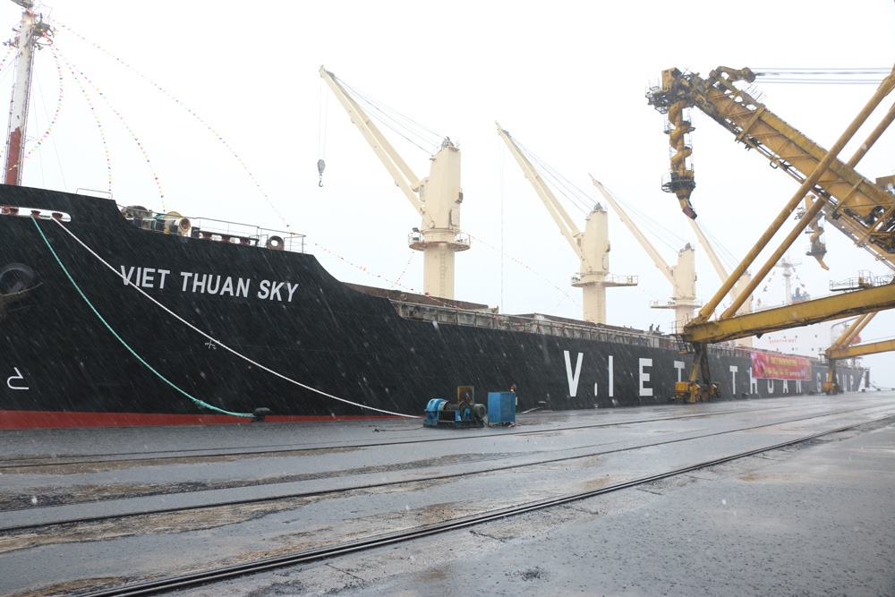 Quảng Ninh đón tàu "xông cảng", rót 45.000 tấn than ngày đầu năm mới - Ảnh 1. Quảng Ninh đón tàu "xông cảng", rót 45.000 tấn than ngày đầu năm mới - Ảnh 1.