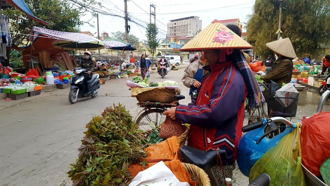 Sau Tết, rau rừng Sau Sau xuống phố hút khách những ngày đầu năm - Ảnh 3.