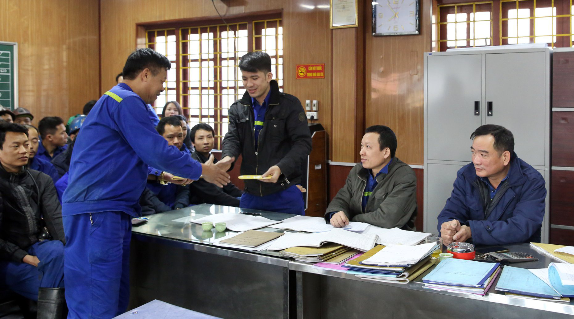 Hàng vạn công nhân vào guồng sản xuất sau kỳ nghỉ Tết - Ảnh 2. Hàng vạn công nhân vào guồng sản xuất sau kỳ nghỉ Tết - Ảnh 2.