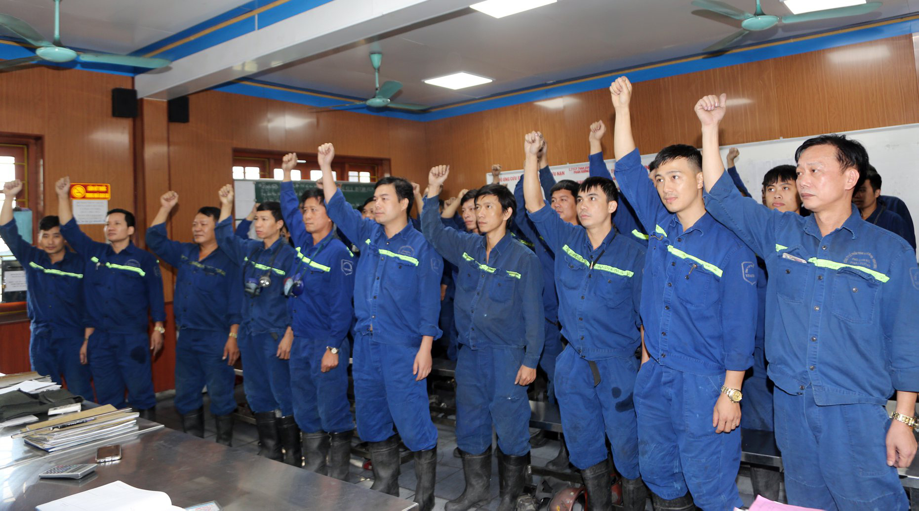 Hàng vạn công nhân vào guồng sản xuất sau kỳ nghỉ Tết - Ảnh 1. Hàng vạn công nhân vào guồng sản xuất sau kỳ nghỉ Tết - Ảnh 1.