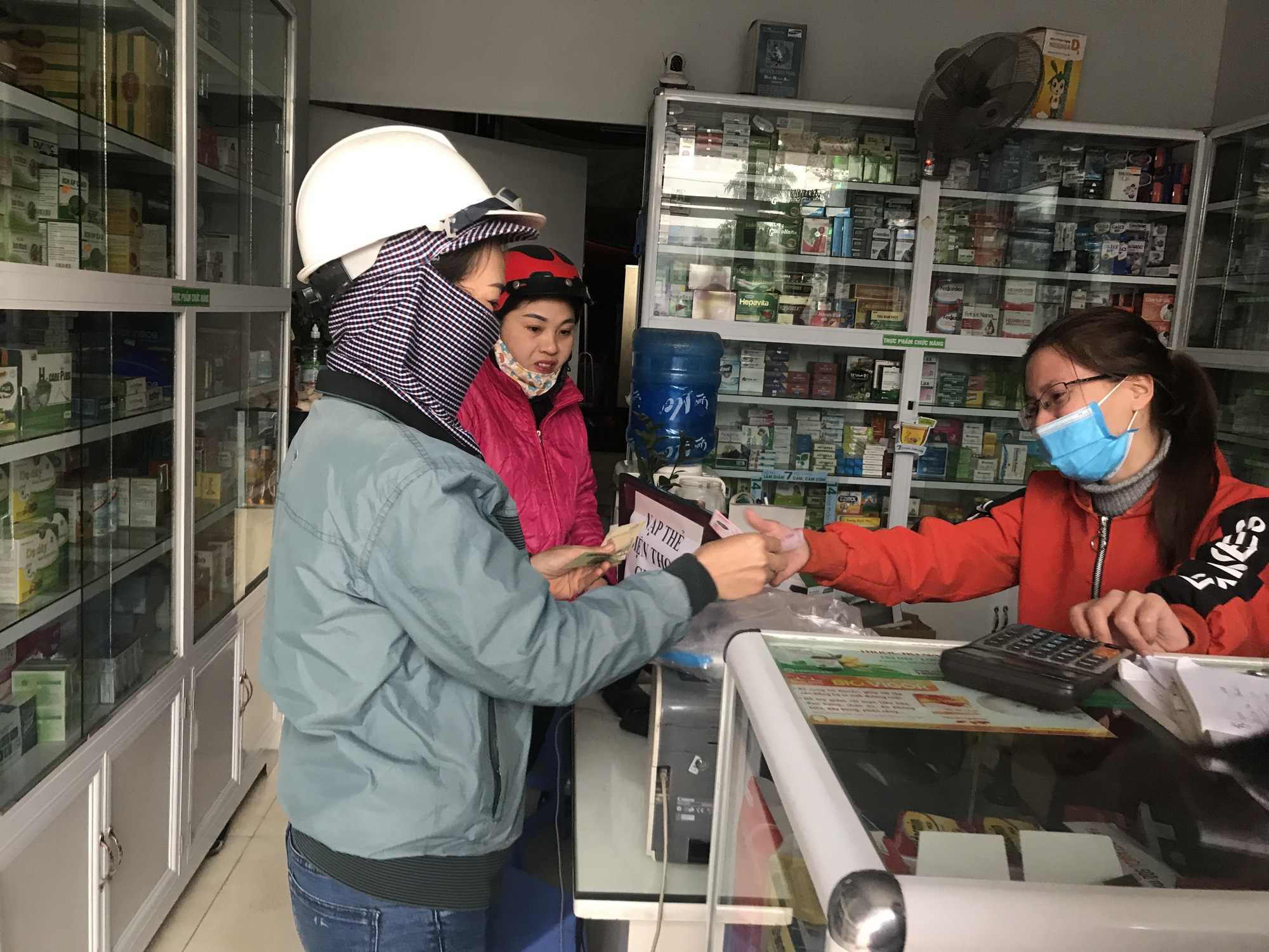 Quảng Ninh: Thị trường khẩu trang "cháy hàng" do "bão" virus corona - Ảnh 3. Quảng Ninh: Thị trường khẩu trang "cháy hàng" do "bão" virus corona - Ảnh 3.