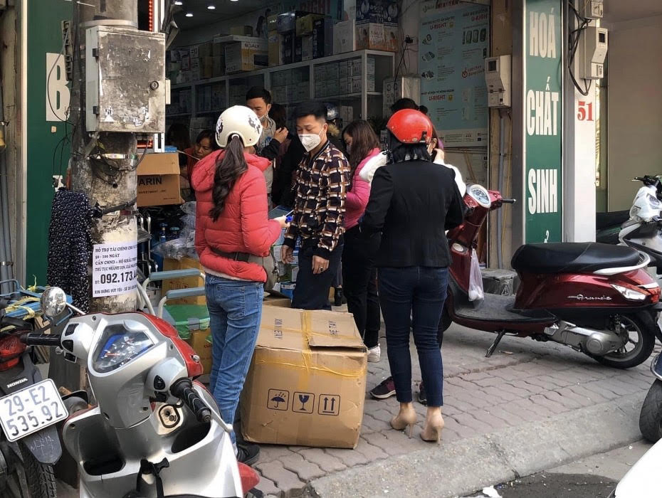 Quảng Ninh: Thị trường khẩu trang "cháy hàng" do "bão" virus corona - Ảnh 2. Quảng Ninh: Thị trường khẩu trang "cháy hàng" do "bão" virus corona - Ảnh 2.