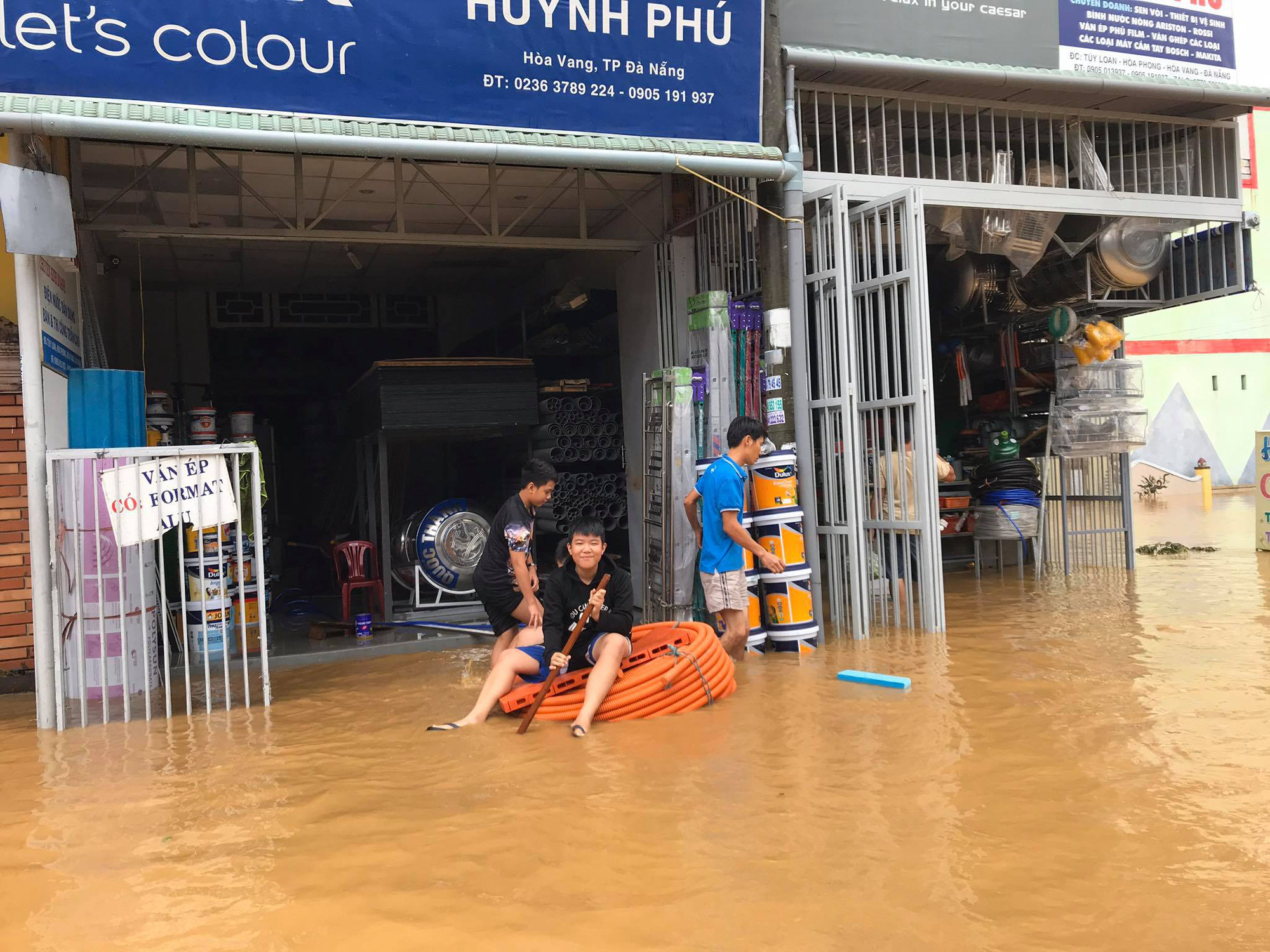 Đà Nẵng: Mưa lớn kéo dài, thôn, xã biến thành &quot;sông&quot; - Ảnh 5.