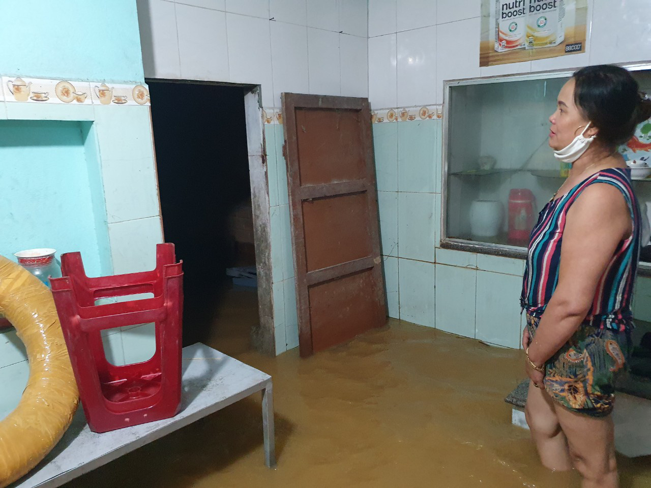 Đà Nẵng: Chỉ kịp ôm bàn thờ &quot;chạy lũ&quot; - Ảnh 2.