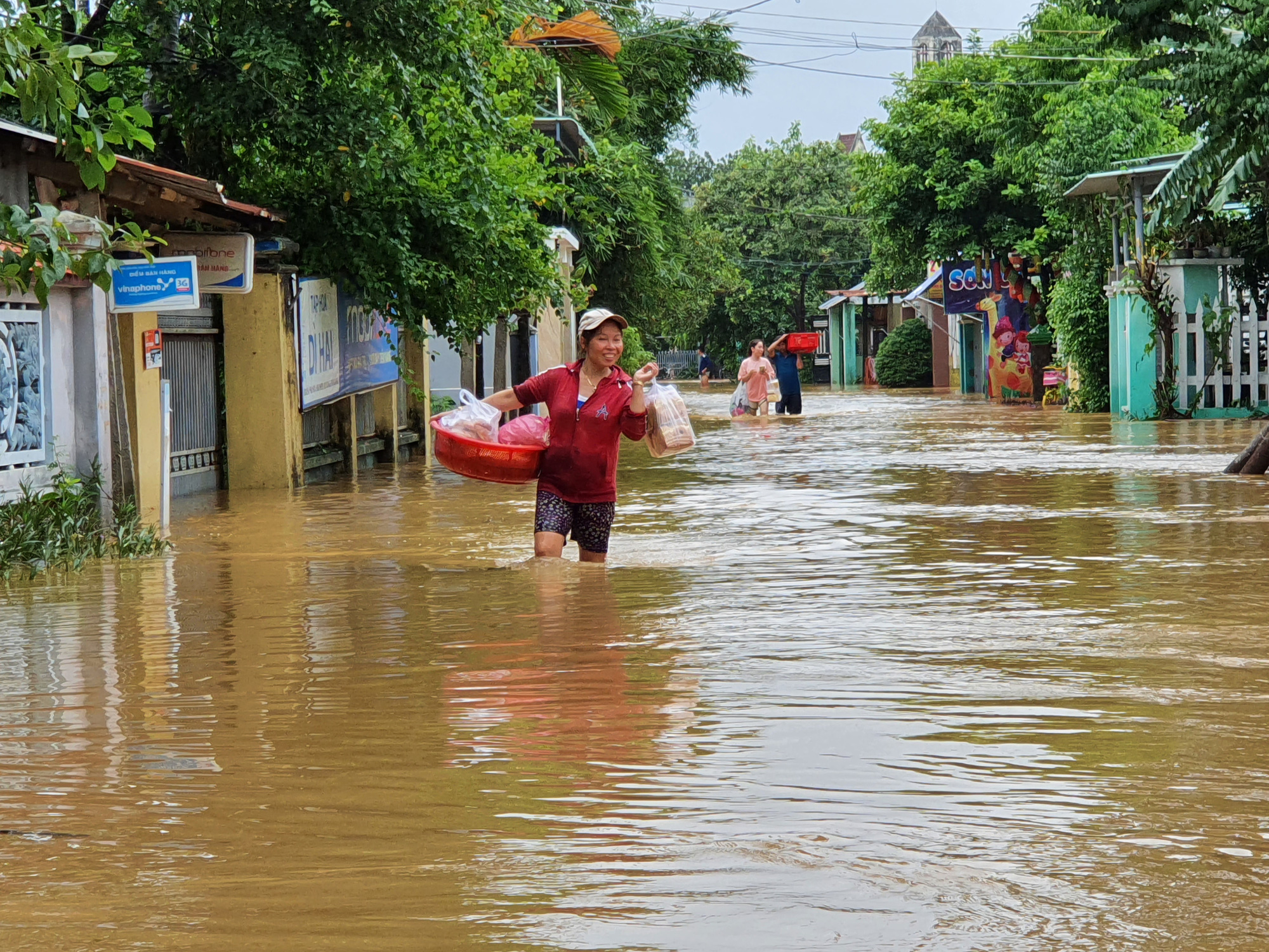 Đà Nẵng: Mưa lớn kéo dài, thôn, xã biến thành &quot;sông&quot; - Ảnh 6.