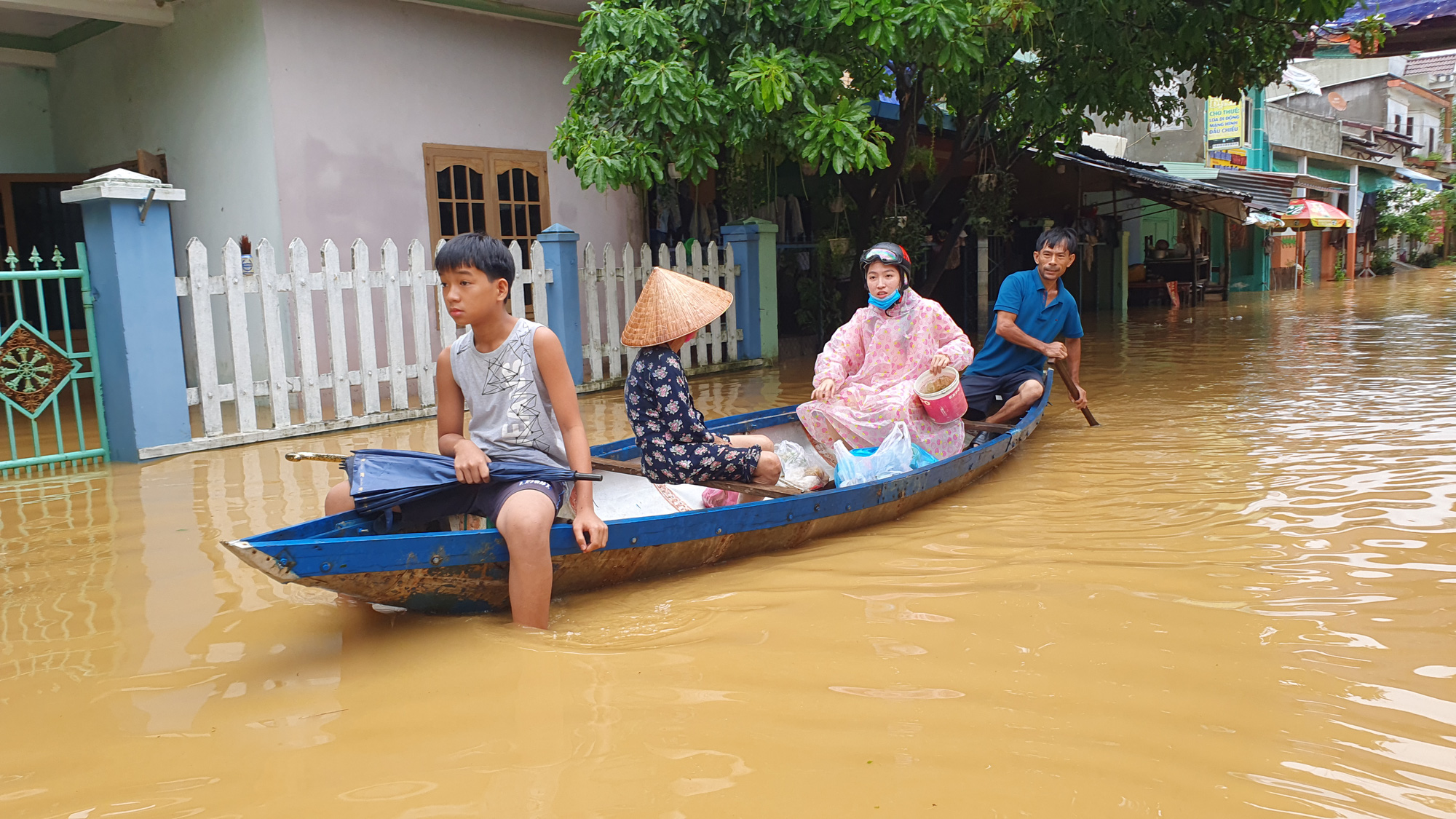 Đà Nẵng: Mưa lớn kéo dài, thôn, xã biến thành &quot;sông&quot; - Ảnh 4.