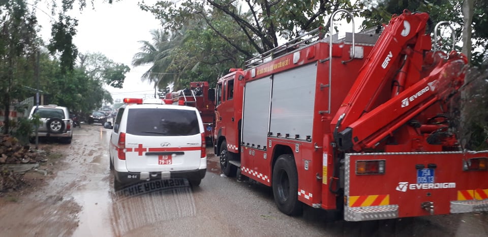 Vụ sạt lở thủy điện vùi lấp nhiều người: 40 công nhân vượt rừng đang bị cô lập  - Ảnh 2.