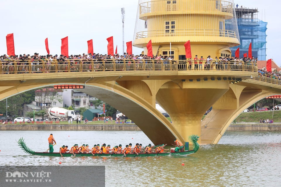 Phú Thọ: Kịch tính giải bơi Chải giữa hồ Văn Lang - Ảnh 3.