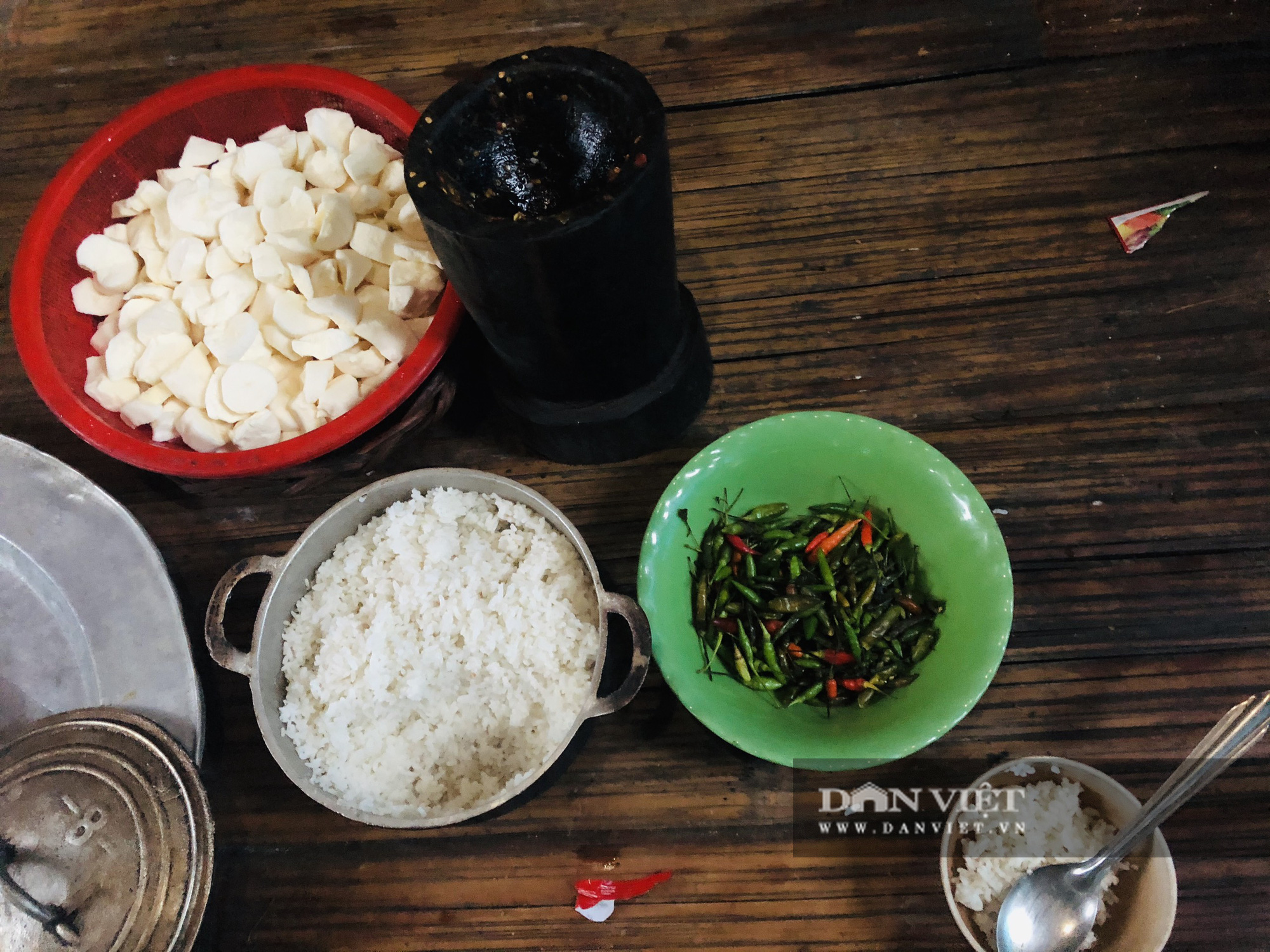Bữa cơm độn sắn ăn kèm ớt của người dân vùng lũ  - Ảnh 1.