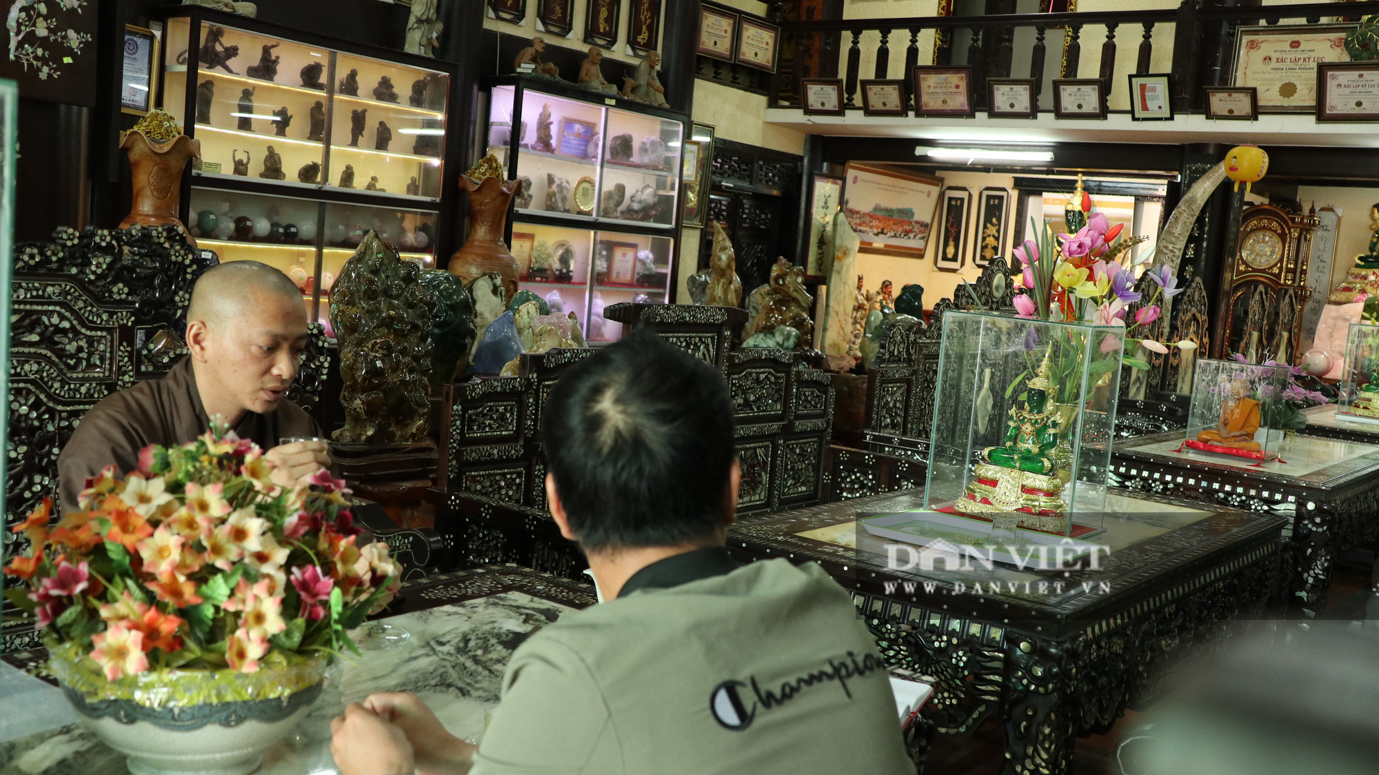 Dư luận dậy sóng trước những “món đồ gỗ khủng” trong chùa Linh Phước? - Ảnh 4.