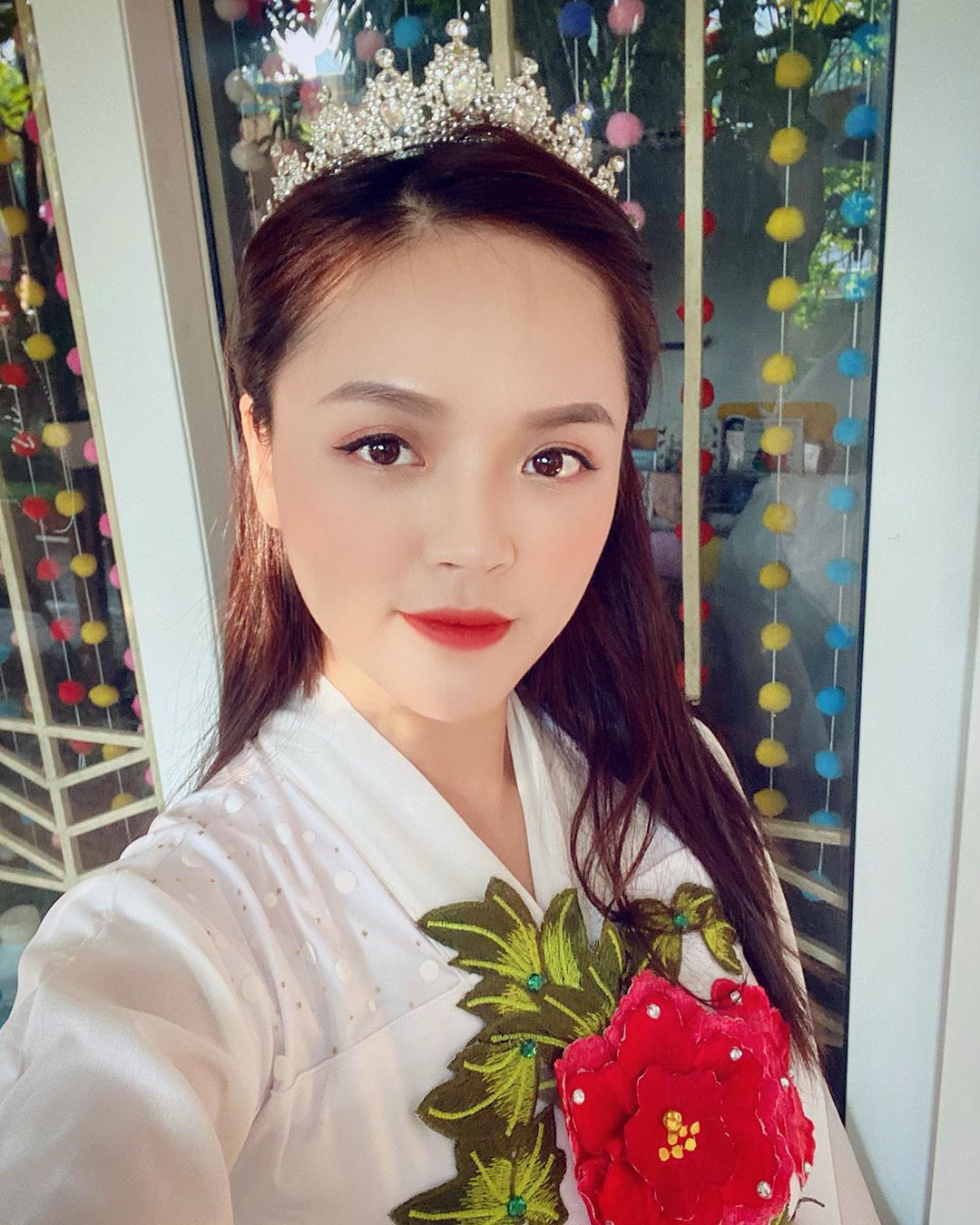 Chủ tịch Sơn Tùng MTP trổ tài làm “phó nháy”, Thiều Bảo Trâm thích thú lên đồ “hơi quậy chút” - Ảnh 8.