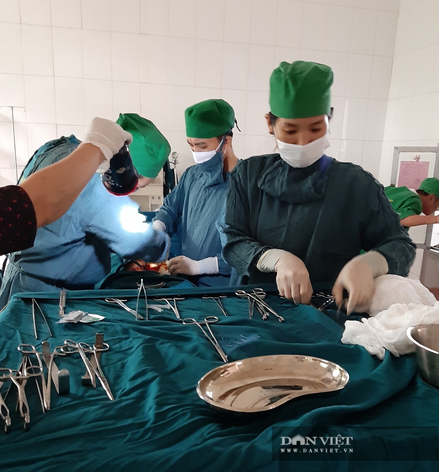 Hà Tĩnh: Khoa sản bệnh viện huyện Cẩm Xuyên chìm trong biển nước vẫn mổ đẻ thành công 15 ca. - Ảnh 4.