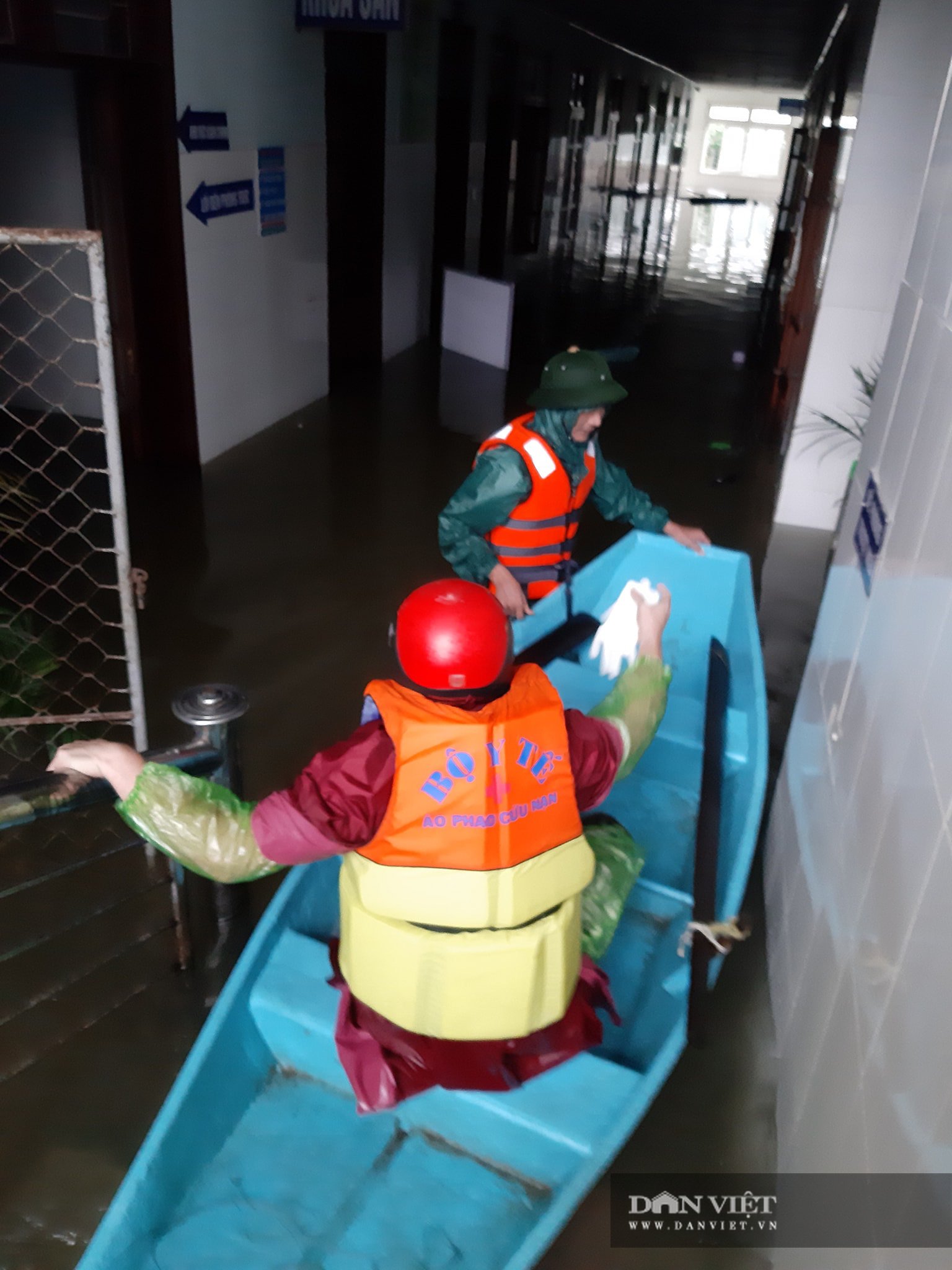 Hà Tĩnh: Khoa sản bệnh viện huyện Cẩm Xuyên chìm trong biển nước vẫn mổ đẻ thành công 15 ca. - Ảnh 3.