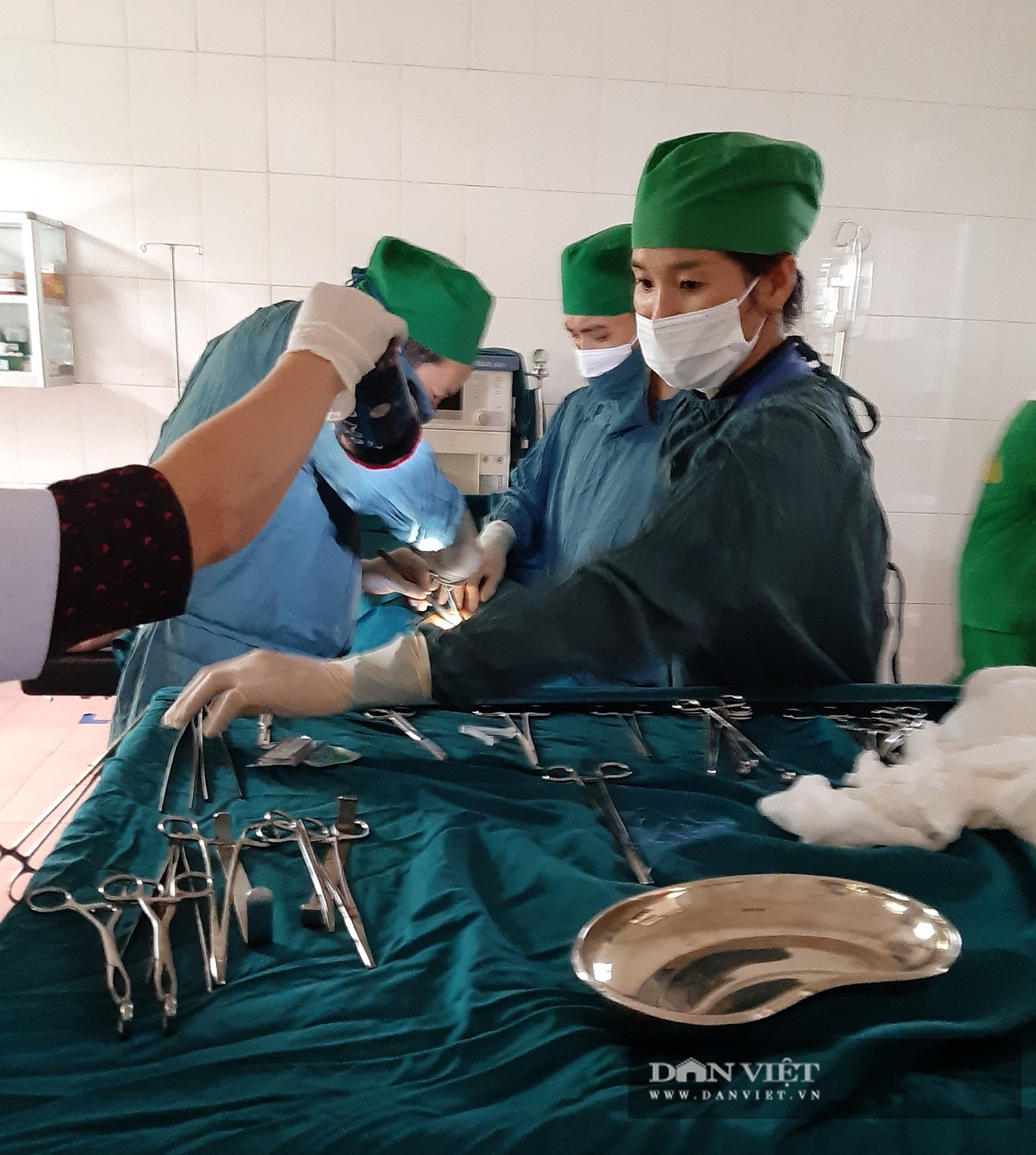 Hà Tĩnh: Khoa sản bệnh viện huyện Cẩm Xuyên chìm trong biển nước vẫn mổ đẻ thành công 15 ca. - Ảnh 5.